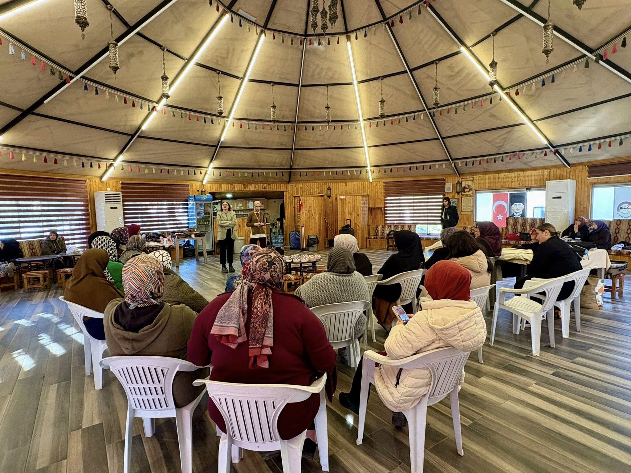 Kad�nlara �Mutlu Evlili�in S�rlar�� Anlat�ld�