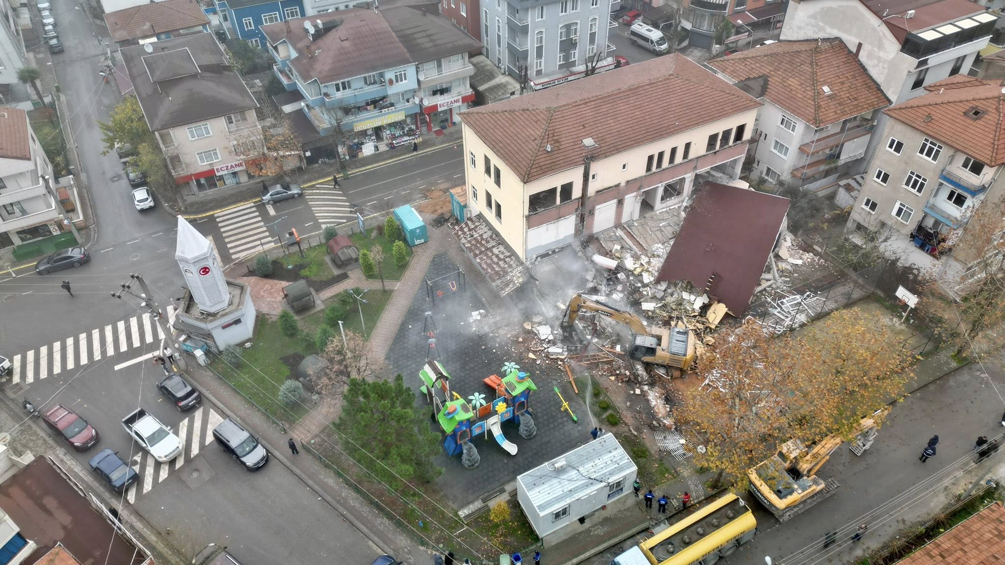 K�rfez�de Riskli Bina Y�k�ld�