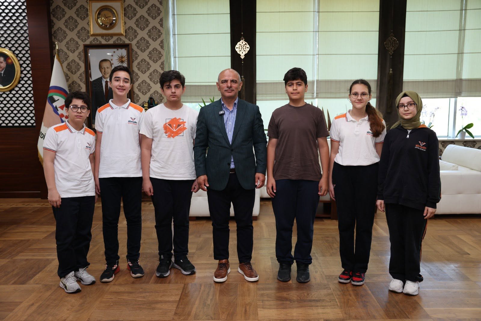 Ba�kan S���t, Ba�ar�l� ��rencileri A��rlad�