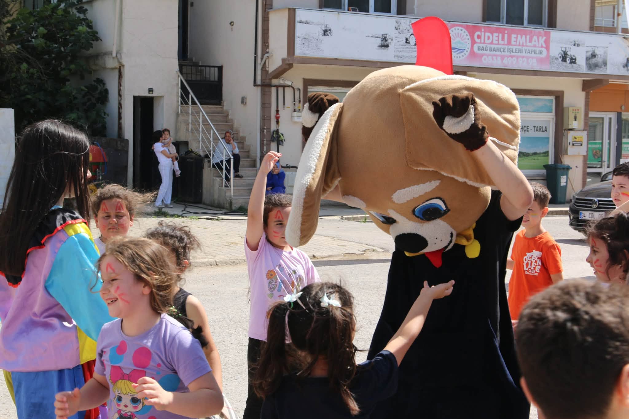 K�rfez�de �ocuklar Doyas�ya E�leniyor