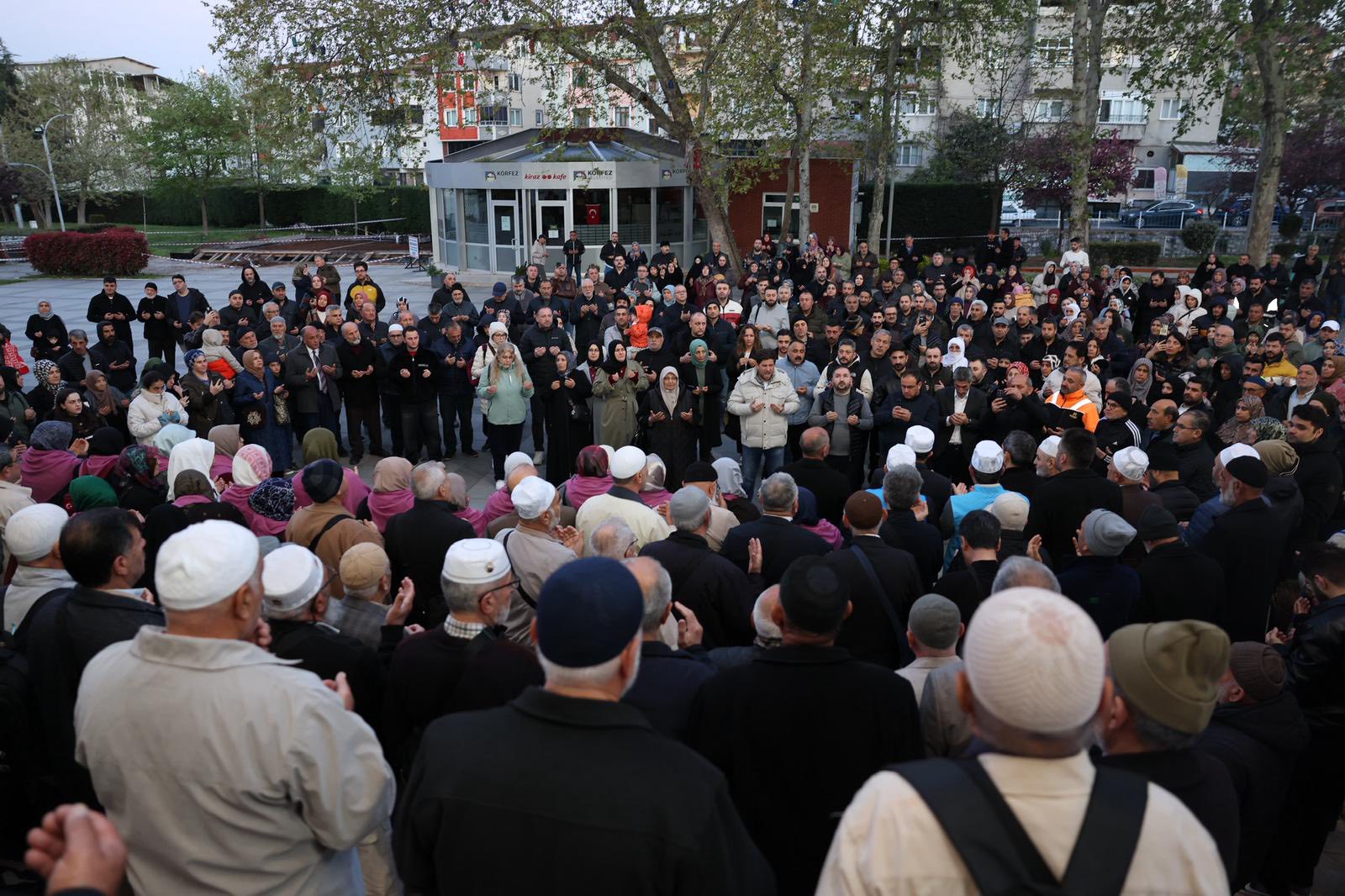 K�rfezli �lk Hac� Kafilesi Dualarla U�urland�