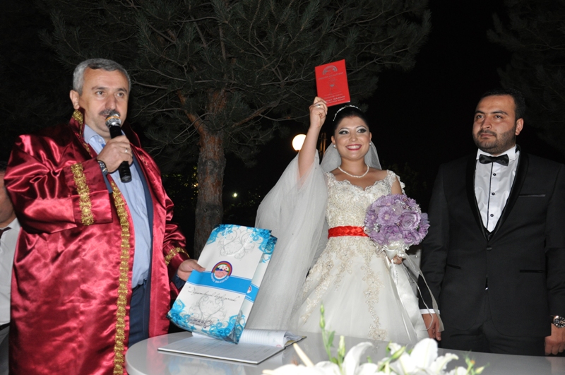 Ba�kan Baran Gen� �iftleri Evlendirdi