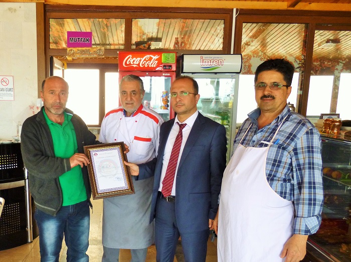K�rfez�de Ruhsatlar Elden Teslim Ediliyor