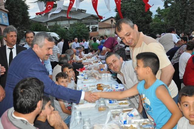 K�rfez Belediyesi Mahalle �ftarlar� T�m H�z�yla Devam Ediyor