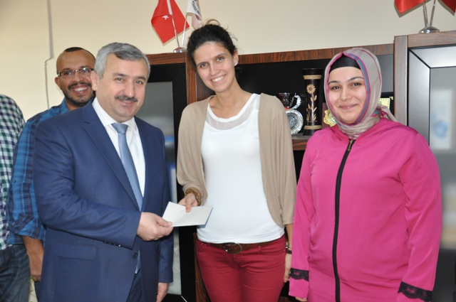 K�rfez Belediyesi �al��anlar�na �ifte Bayram Sevinci Ya�at�yor