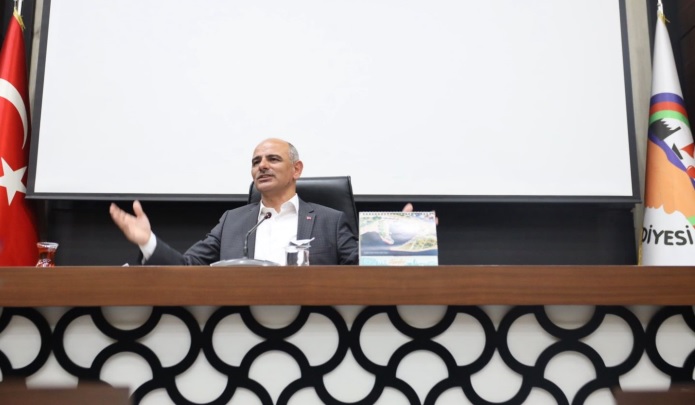 Bakan St, "Hizmet ve Eser Siyaseti Yapyoruz"