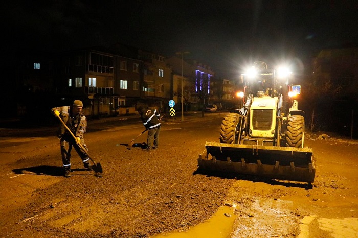 Bozulan Yollar in Gece Mesaisi