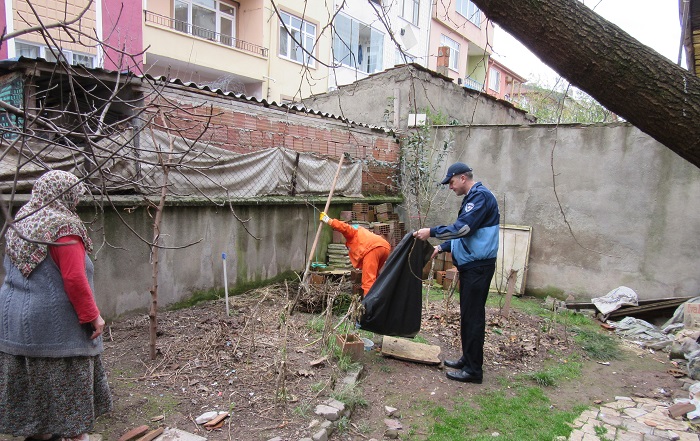 K�rfez Belediyesi "��p Evi" Temizledi