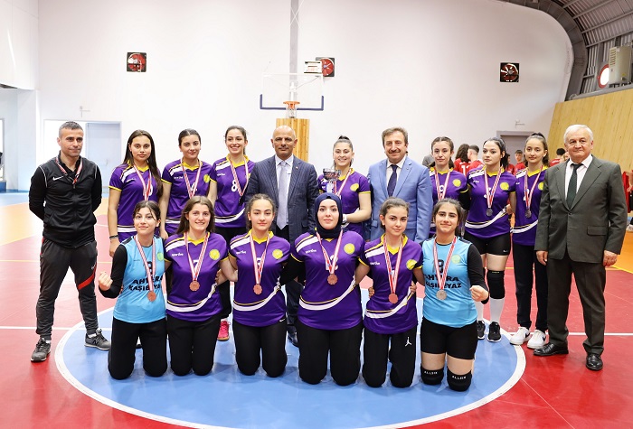 Krfezde Liseler Aras Voleybol Turnuvas ekimeli Geti