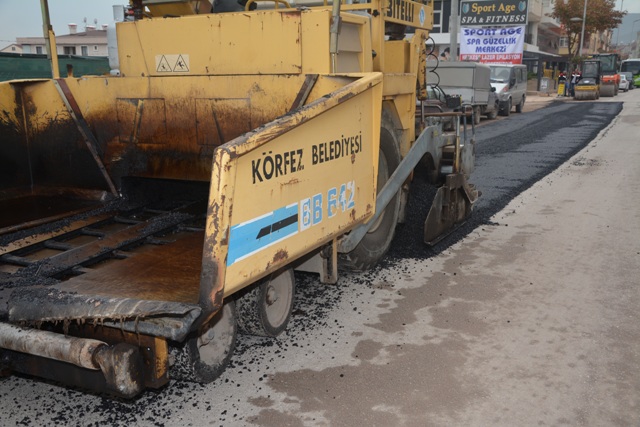 K�rfez Belediyesi Tarihinin En B�y�k Asfalt �al��mas�n� Yap�yor