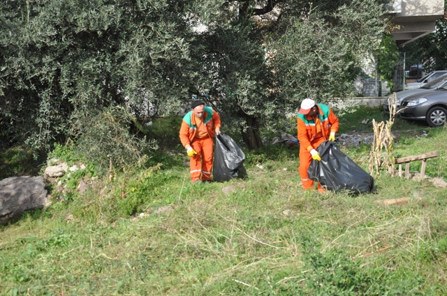 K�rfez Belediye�sinin Temizlik ��leri Ekipleri G�z Kama�t�r�yor