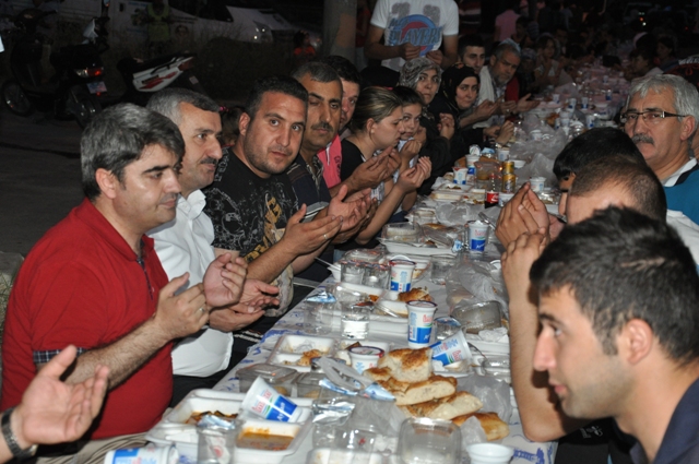 K�rfez Belediyesi Mahalle Sakinlerini Bulu�turmaya Devam Ediyor