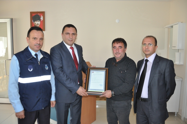 K�rfez�de Ruhsatlar Yerinde Da��t�l�yor