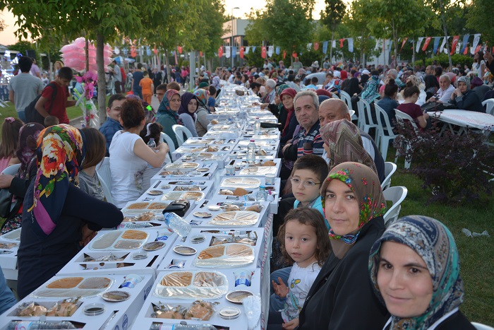 Finalde Binlerce K�rfezli Ayn� Sofrada Bulu�tu
