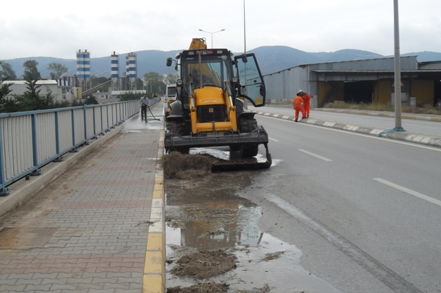 K�rfez Belediyesi Ekipleri 7/24 �al���yor