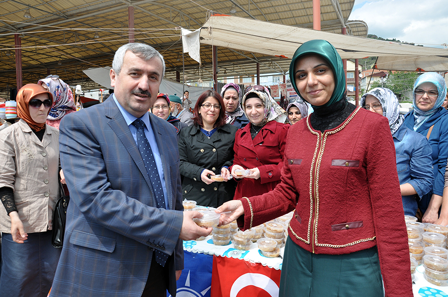 Ak Parti K�rfez �l�e Kad�n Kollar� Helva Da��tt�