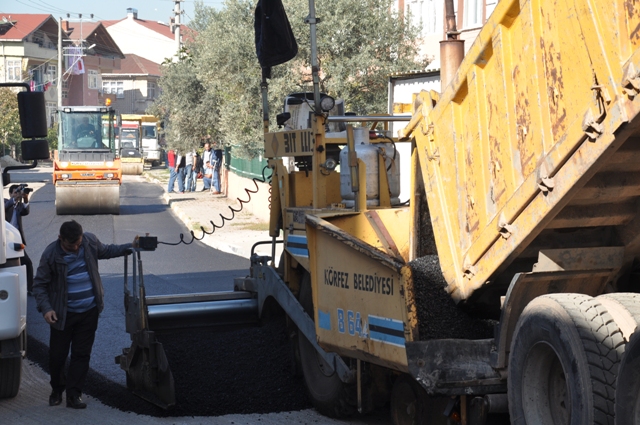 K�rfez�de Asfaltlama �al��malar� H�zla Devam Ediyor