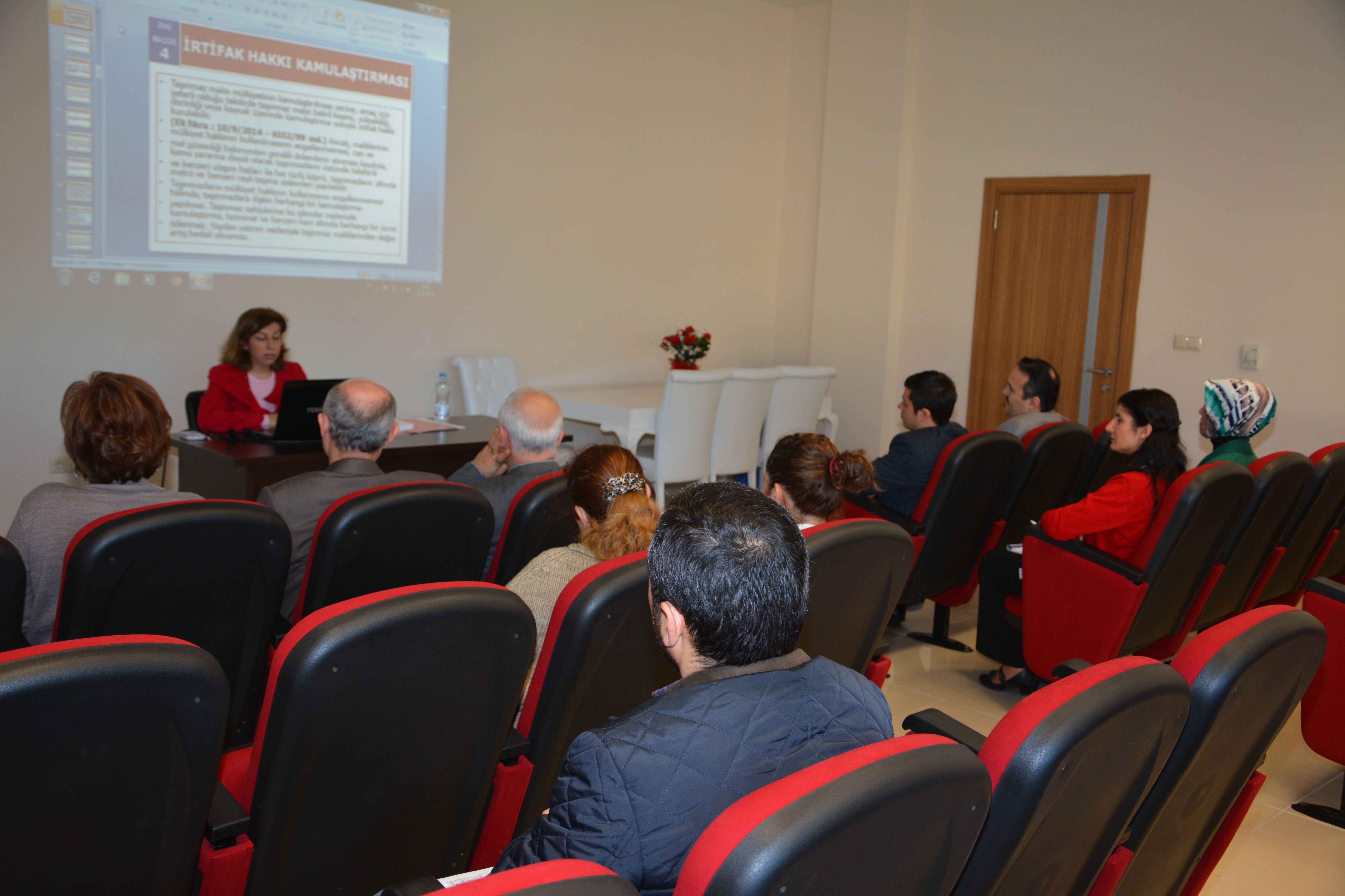 K�rfez Belediyesi E�itimi Elden B�rakm�yor