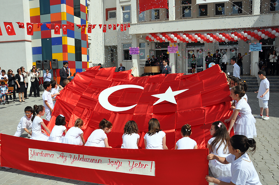 K�rfez�de 23 Nisan Co�kusu