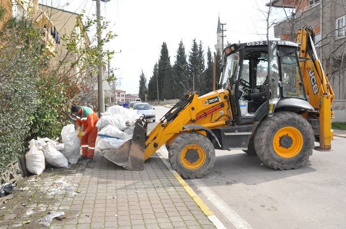 K�rfez�de �evreye B�rak�lan Molozlar Toplan�yor