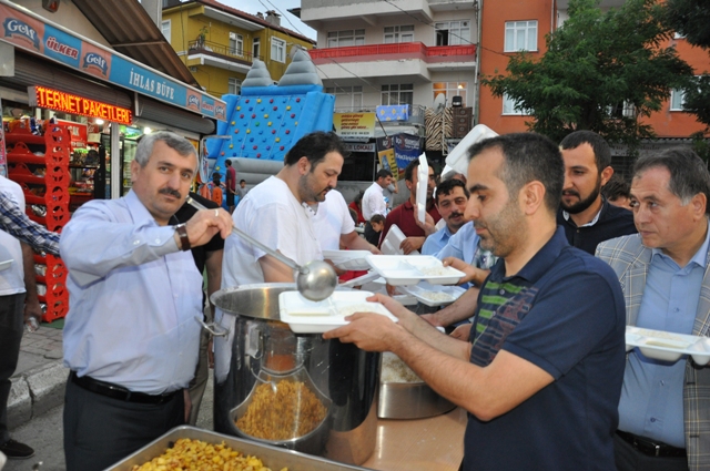 K�rfez Belediyesi Ramazan� mahalle �ftarlar�yla Kar��l�yor
