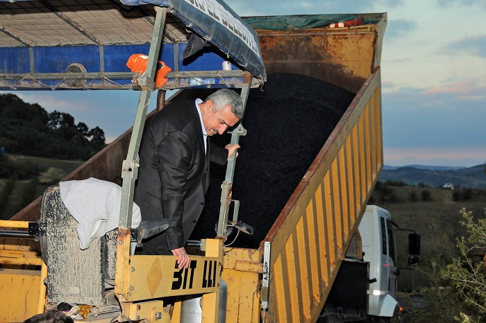 K�rfez�de K�yler Asfaltla Bulu�uyor