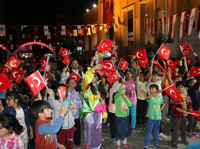 Ramazan�da �ocuklar e�lenirken ��reniyor