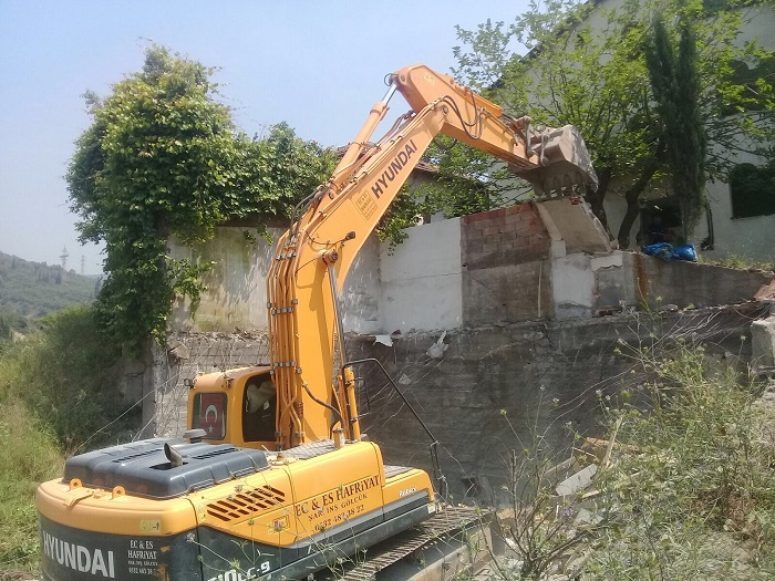 Hereke�de metruk bina y�k�m�