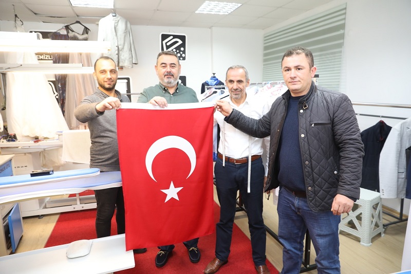 Krfez Belediyesinden esnafa Trk Bayra