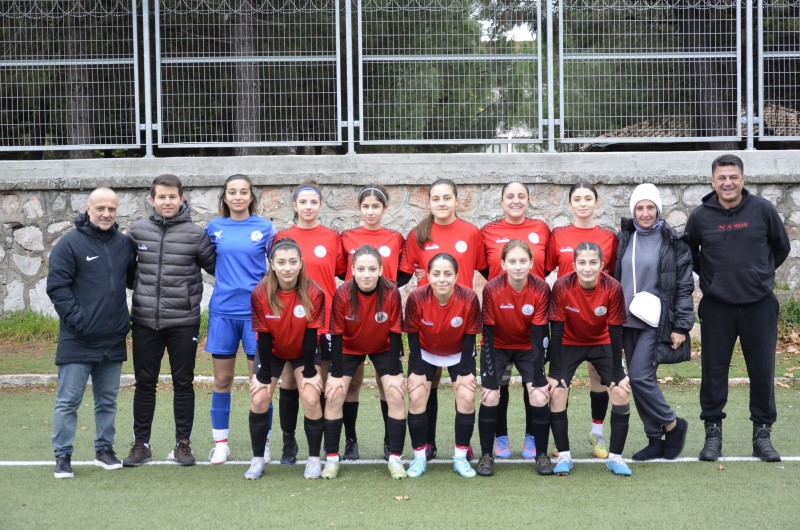 Krfez U16 ve Kadn Futbol Takmlar Rakiplerini Yendi