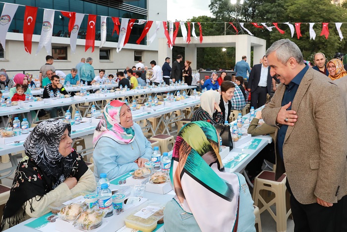 Hac Osman, Mimarsinan ve Atalar Mahalle Sakinleri ftarda Bir Araya Geldi