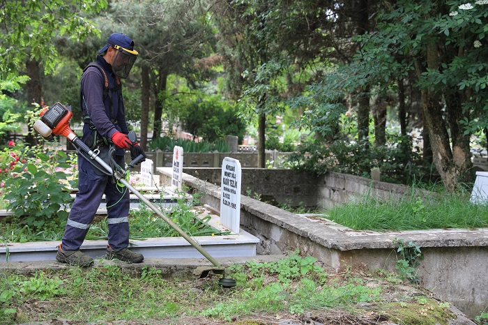 Mezarlklarda Temizlik almalar Yaplyor