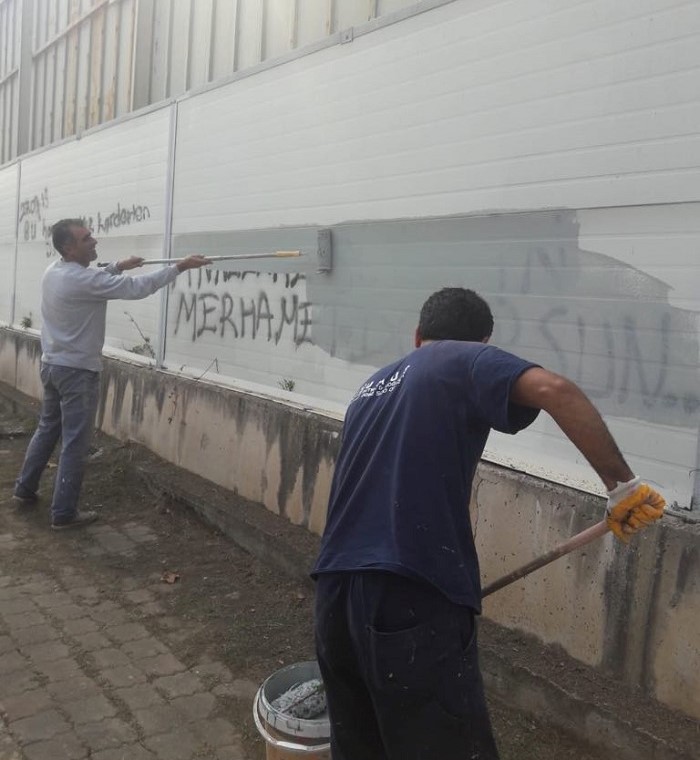 KRFEZDE DUVAR YAZILARI TEMZLENYOR
