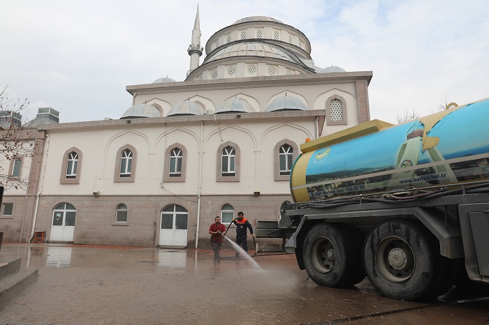 Cami ve �badethanelerin Bah�eleri de Temizleniyor